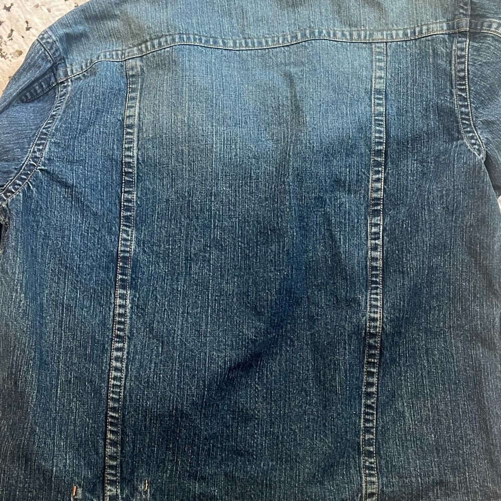 Like new Sean John denim men’s jacket. Deep front pockets and stone wash. XXL